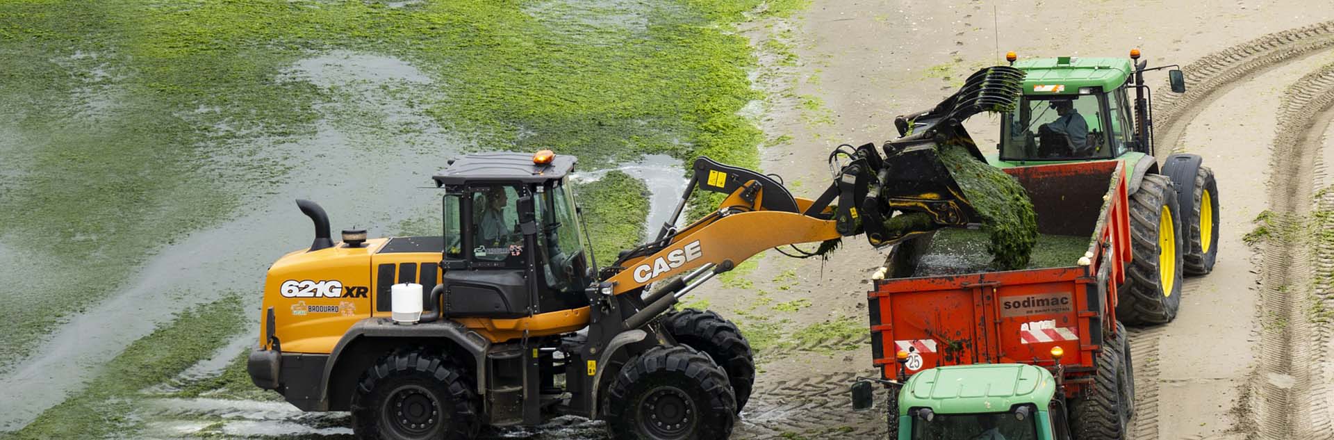 excavator transfering water moss